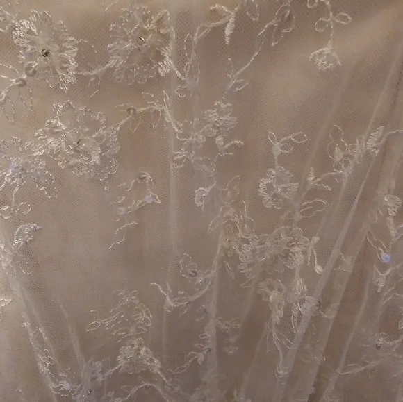 Wedding dress - Picture 6 of 16